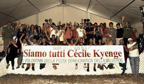 "Via i vu' cumprà dalla Festa dell'Unità". Anche il Pd è razzista?