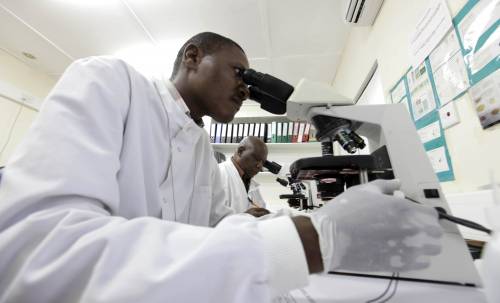 Dottori del Kenya Medical Research Institute lavorano sulla malaria
