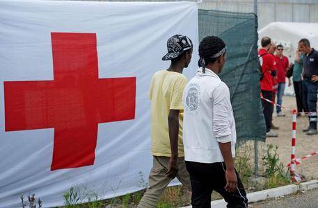 Immigrato picchia una ragazza e poi si accanisce sulla Croce Rossa