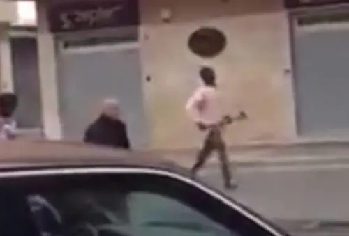 Profugo minaccia la polizia con un'ascia