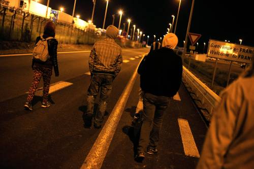 Oltre 2mila clandestini invadono l'Eurotunnel: è assalto alle frontiere