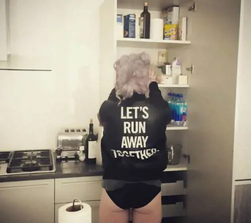 Kelly Osbourne in giacca di pelle e slip per lanciare il nuovo progetto televisivo