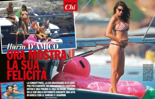 Ilaria D'Amico, bikini e pancione: la gravidanza non è più un mistero