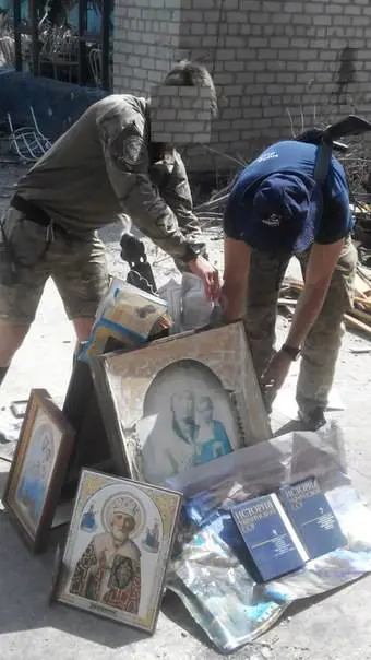 Ucraina, il battaglione Azov fa un rogo di bibbie e icone