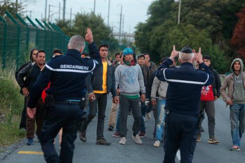 Immigrati bloccati dalla gendarmerie a Calais