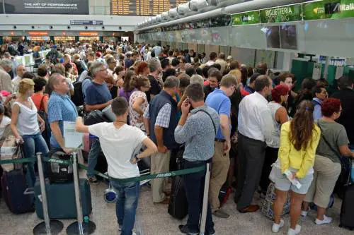 Fiumicino, lunghe file di passeggeri ai check in
