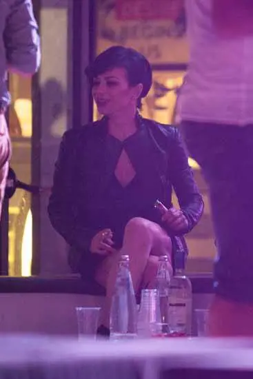 Dolcenera sexy in minigonna sulla Versilia notturna