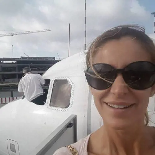 Fiumicino, selfie di Adriana Volpe: "Pilota pulisce finestrino, aiuto"