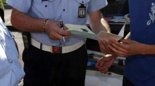 La stretta sul divieto di sosta: le multe a strascico sono valide