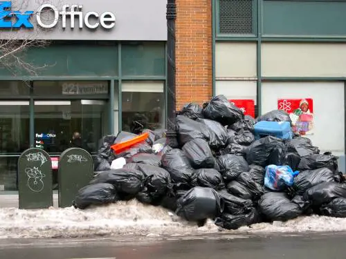 Pensate alla monnezza vostra