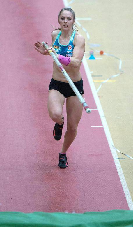 Dramma nell'atletica: l'astista austriaca Gruenberg rischia la paralisi