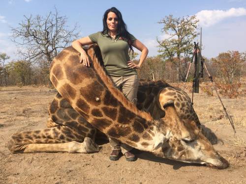 Sabrina Corgatelli e la giraffa (da Facebook)