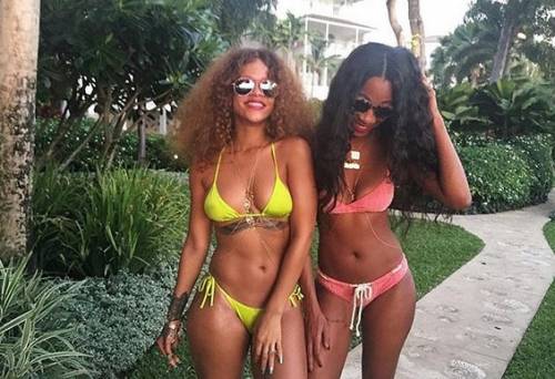 Rihanna, sexy bikini e fisico hot: niente album e vacanza da single 