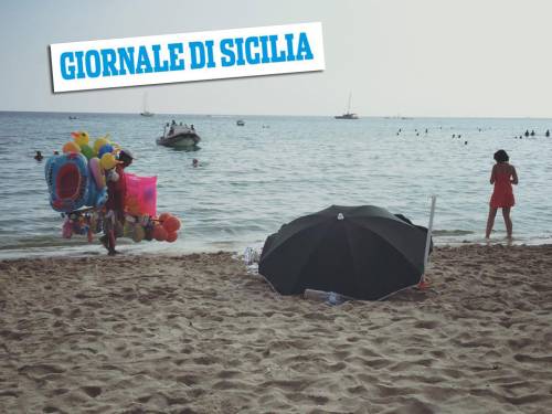 Muore mentre fa il bagno, il cadavere sulla spiaggia tra l'indifferenza di tutti