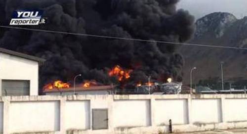 Palermo, brucia deposito di benzina: fiamme alte