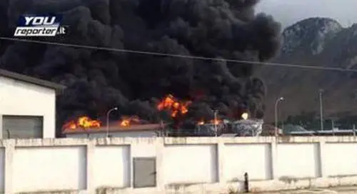 Palermo, brucia deposito di benzina: fiamme alte