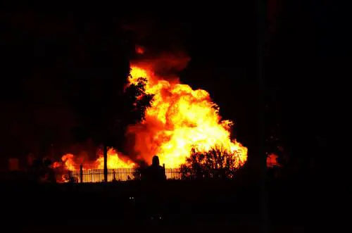 A Belfast tra il fuoco delle molotov