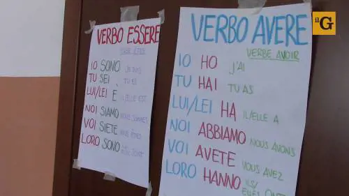Gli immigrati nelle case e gli italiani per strada