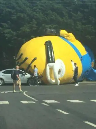 Un "Minion" gigante sulle strade di Dublino