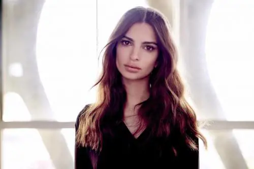 Emily Ratajkowski, genio italiano su Facebook: "Marò sono lì in the middle"