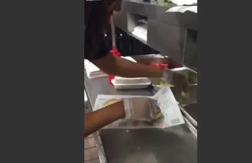 Fast food, la cuoca usa il panino per pulire il pavimento