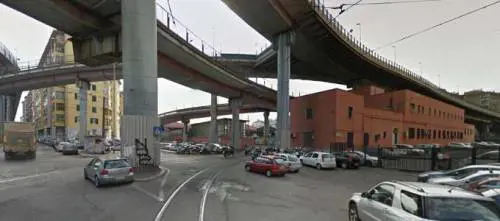 Roma, tunisino violenta una 18enne davanti al deposito dell'Atac