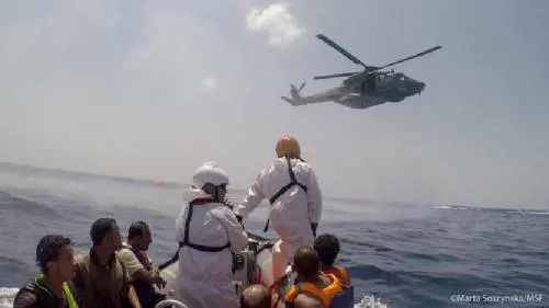 I soccorsi ai migranti dopo il naufragio avvenuto davanti le coste libiche