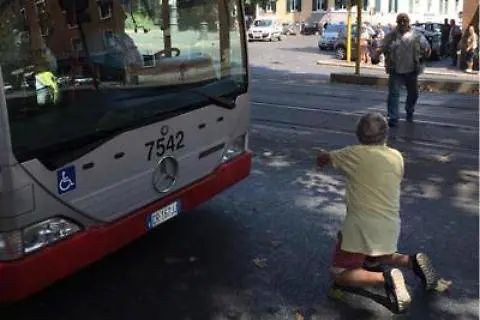 Roma, arriva l'autobus dopo un'ora di attesa e si inginocchia sull'asfalto