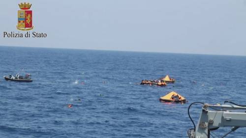 I migranti arrivati in Sicilia: seviziati dagli scafisti