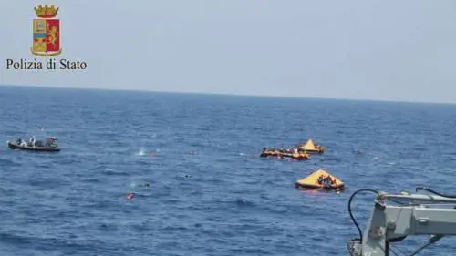 I migranti arrivati in Sicilia: seviziati dagli scafisti