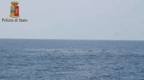 I migranti in mare attendono i soccorsi