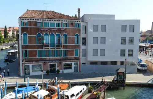 Il cubo di cemento che sfigura Venezia