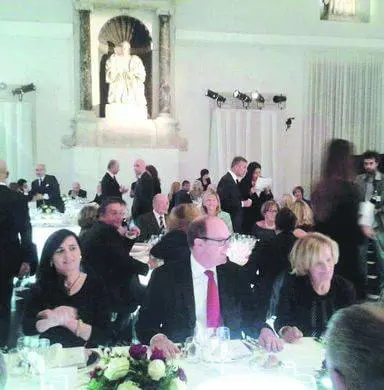 Cena di beneficenza per l'alluvione di Genova, nessuno paga il conto, neanche il principe di Monaco