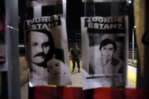 Le foto di due uomini spariti durante la dittatura fuori dall'ospedale militare
