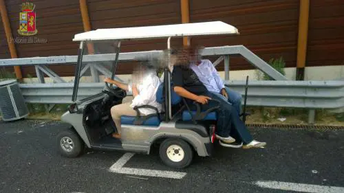 L'emiro in A14 con la "golf car"