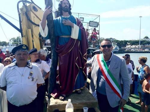 Mare pieno di liquami. Ma il sindaco Pd nasconde l'ordinanza