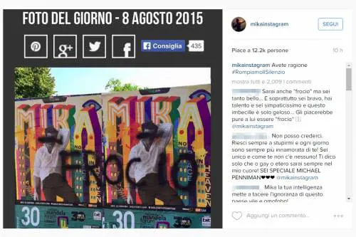 Insulti scritti sui poster, Mika contro gli omofobi: "Sbagliato avere paura"