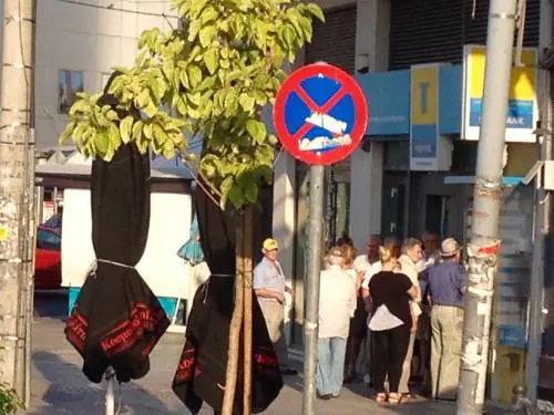 Atene, tra vetrine chiuse e ispettori del fisco