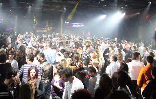 Bari, litiga in discoteca e minaccia con la pistola