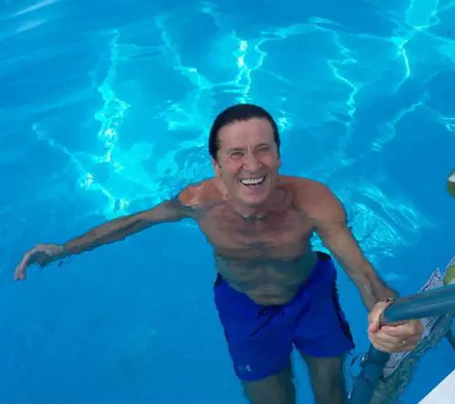 Gianni Morandi, il web "in ginocchio da te"