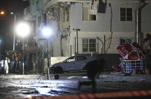 Polizia scientifica sul luogo dell'attentato a Sultanbeyli