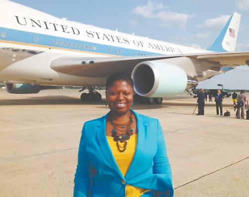 Barvetta Singletary, assistente di Barack Obama, di fronte all'Air Force One