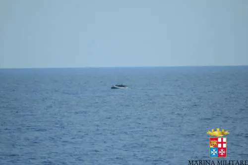 Migranti aggrappati a un barile tratti in salvo