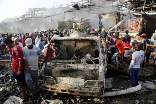 Gli abitanti di Sadr City sul luogo dell'esplosione al mercato