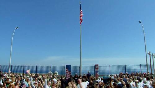 La bandiera americana torna a sventolare all'ambasciata a Cuba