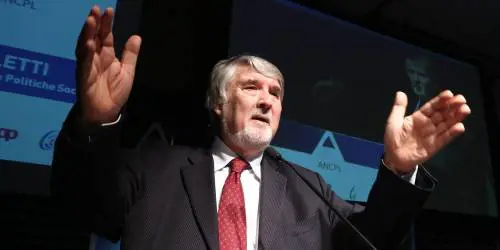Poletti: "Laurea con 110 a 28 anni? ​Non serve a un fico"