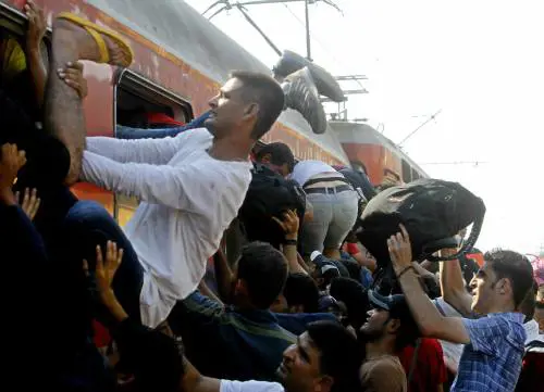 Macedonia, ​gli immigrati assaltano i treni per entrare illegalmente in Europa