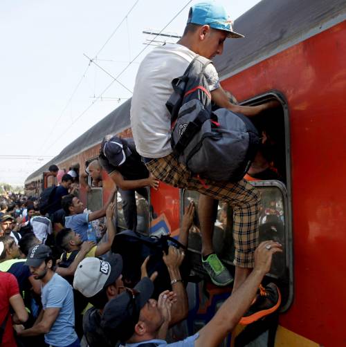 Macedonia, l'assalto dei clandestini ai treni per l'Europa