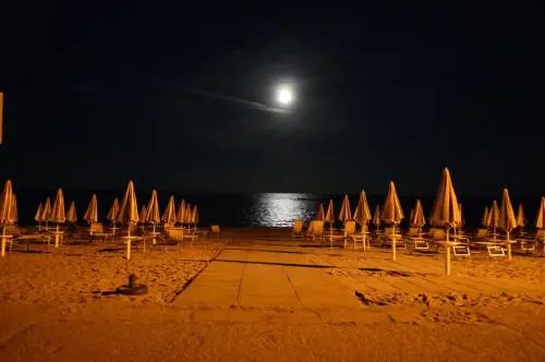 Jesolo, 15enne stuprata al mare. La polizia arresta un senegalese