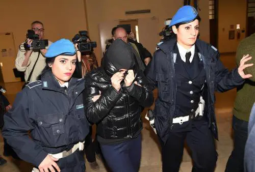 Coppia dell'acido, il pm in clinica con un regalo per il neonato. Martina: "Mi hanno distrutta"